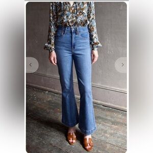 Veronica Beard Carson Ankle Flare Jeans
Wash:Bright Blue size 31